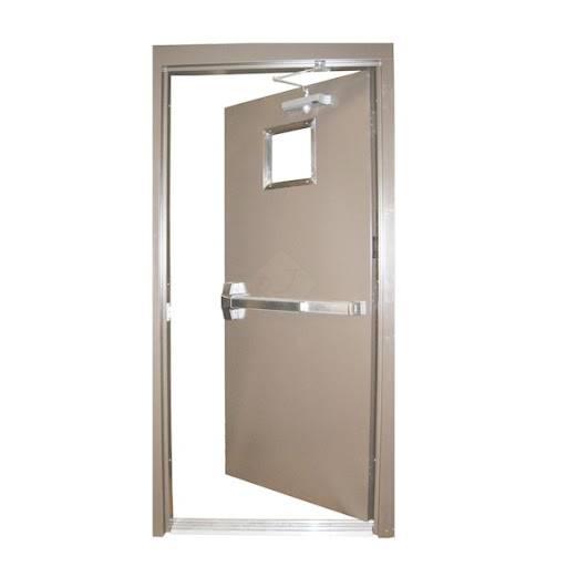 Hình ảnh minh họa cánh cửa chống cháy đã được lắp đặt hoàn chỉnh, có tem kiểm định chỉ số EI
